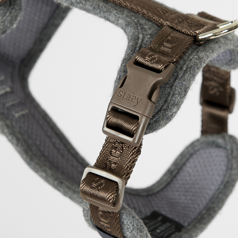 The stone wool-felt Numa harness with its mesh lining and buckles