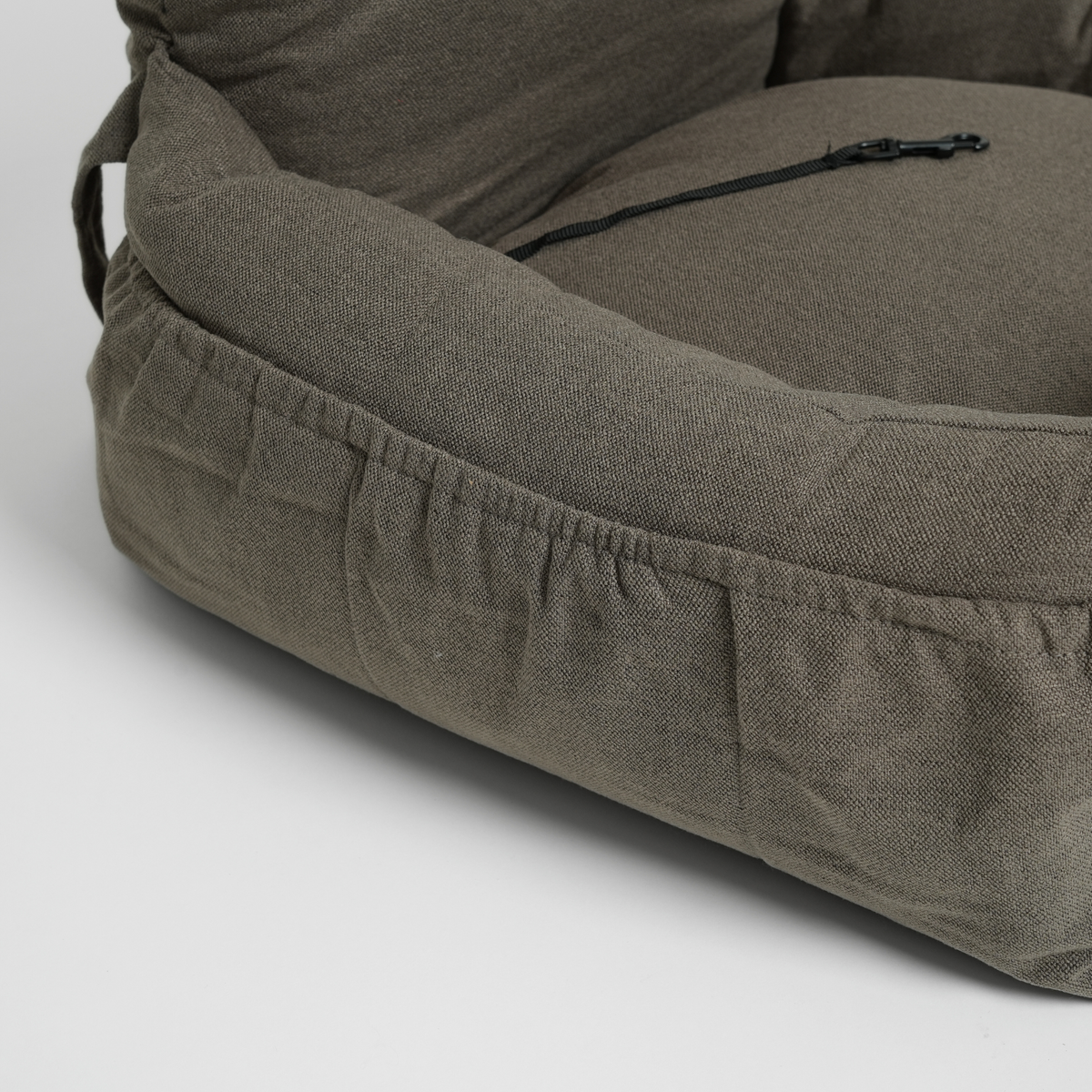 Hundeautositz aus moss green Corduroy, von der Seite gesehen