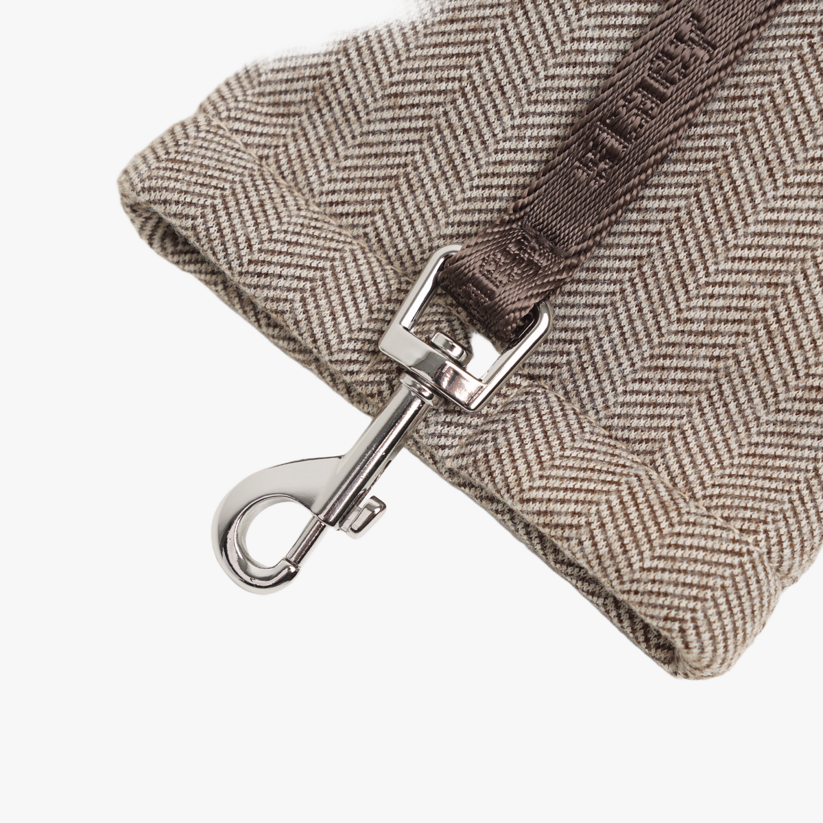 Close-up of the steel snap hook on the mocca treat bag