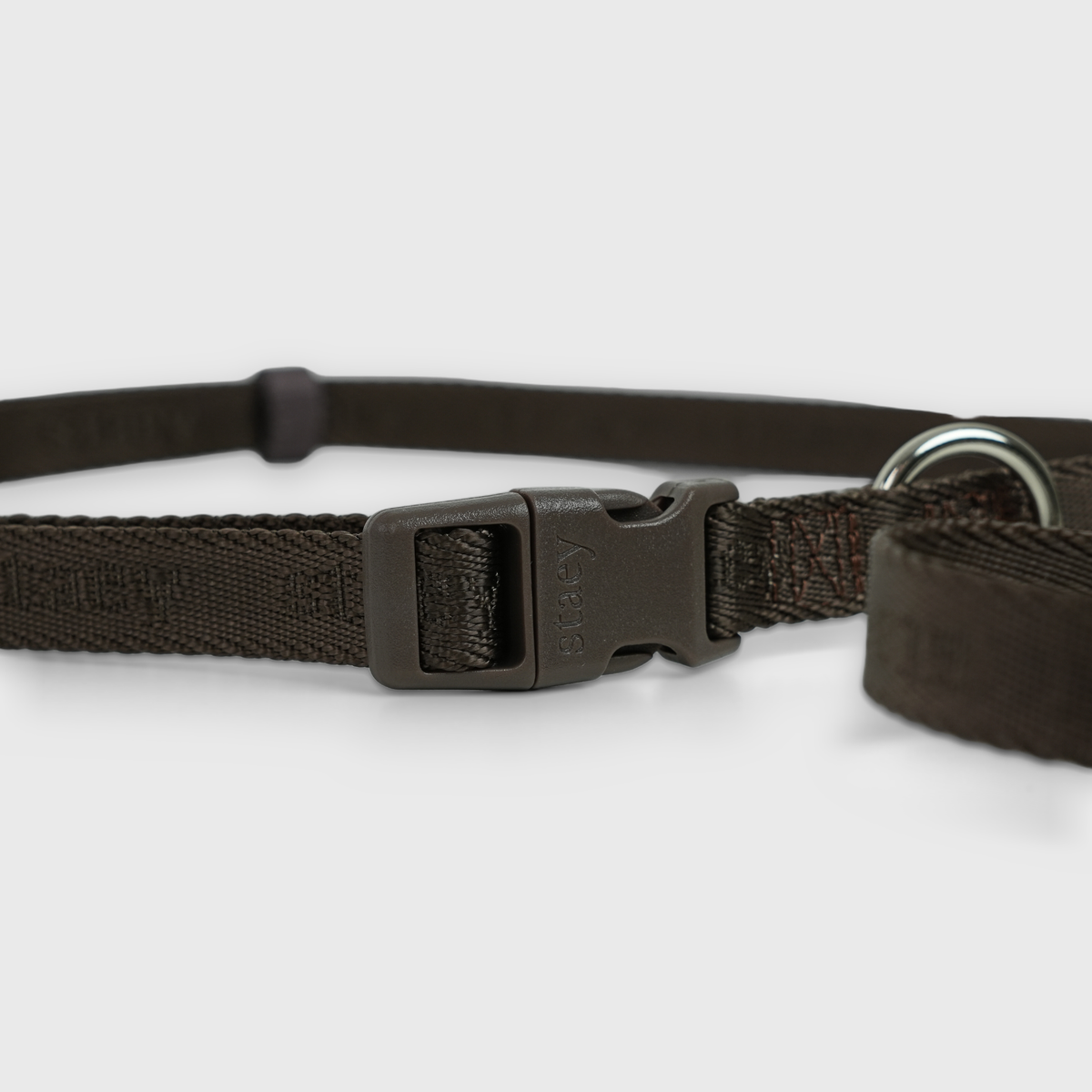 Nahaufnahme der Klickschnalle an der Hands-Free Hundeleine in Mocca