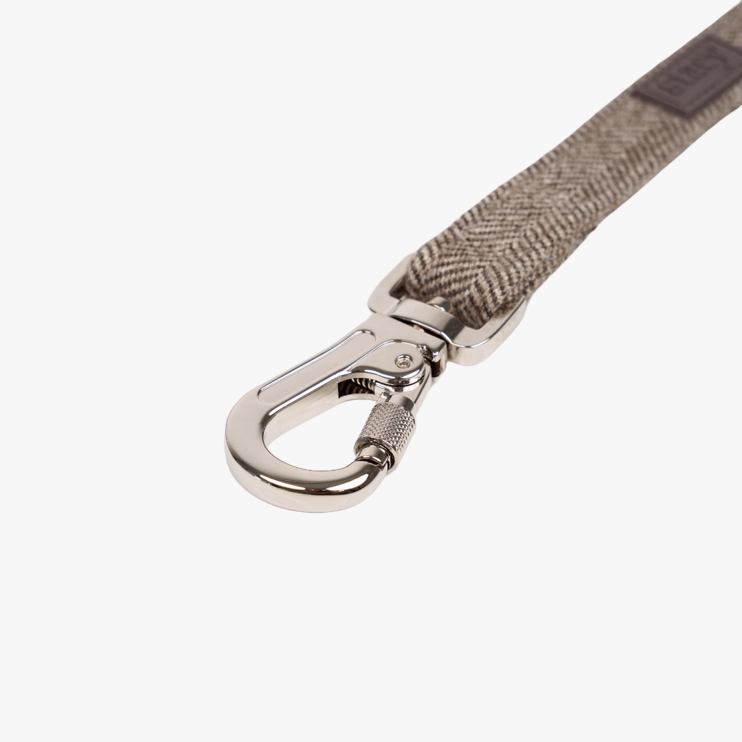 Nahaufnahme des Karabiners und des Herringbone-Musters an der Elma-Leine in Mocca