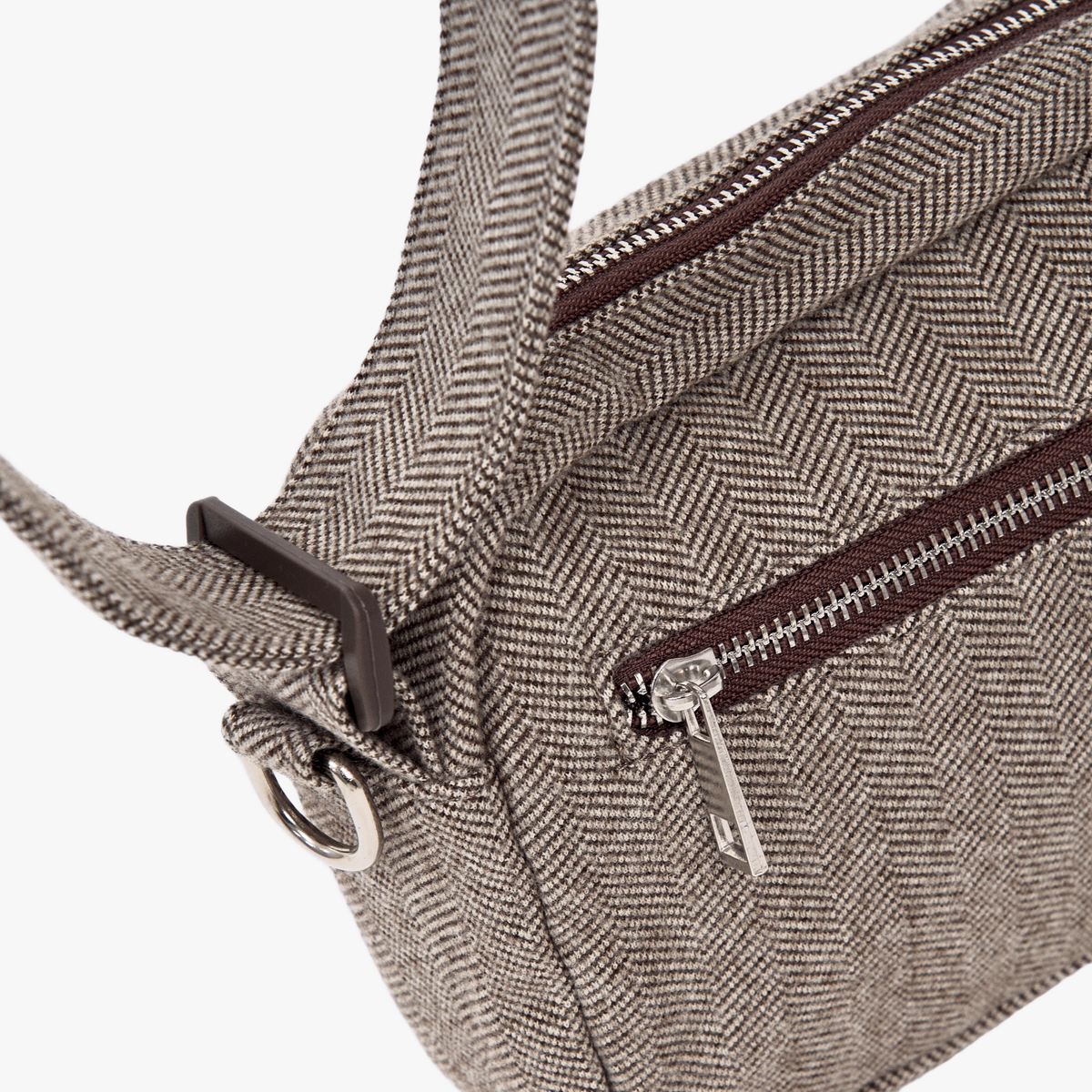 Nahaufnahme der Reißverschlüsse und des D-Rings an der Gassi-Tasche „Elma“ in Mocca