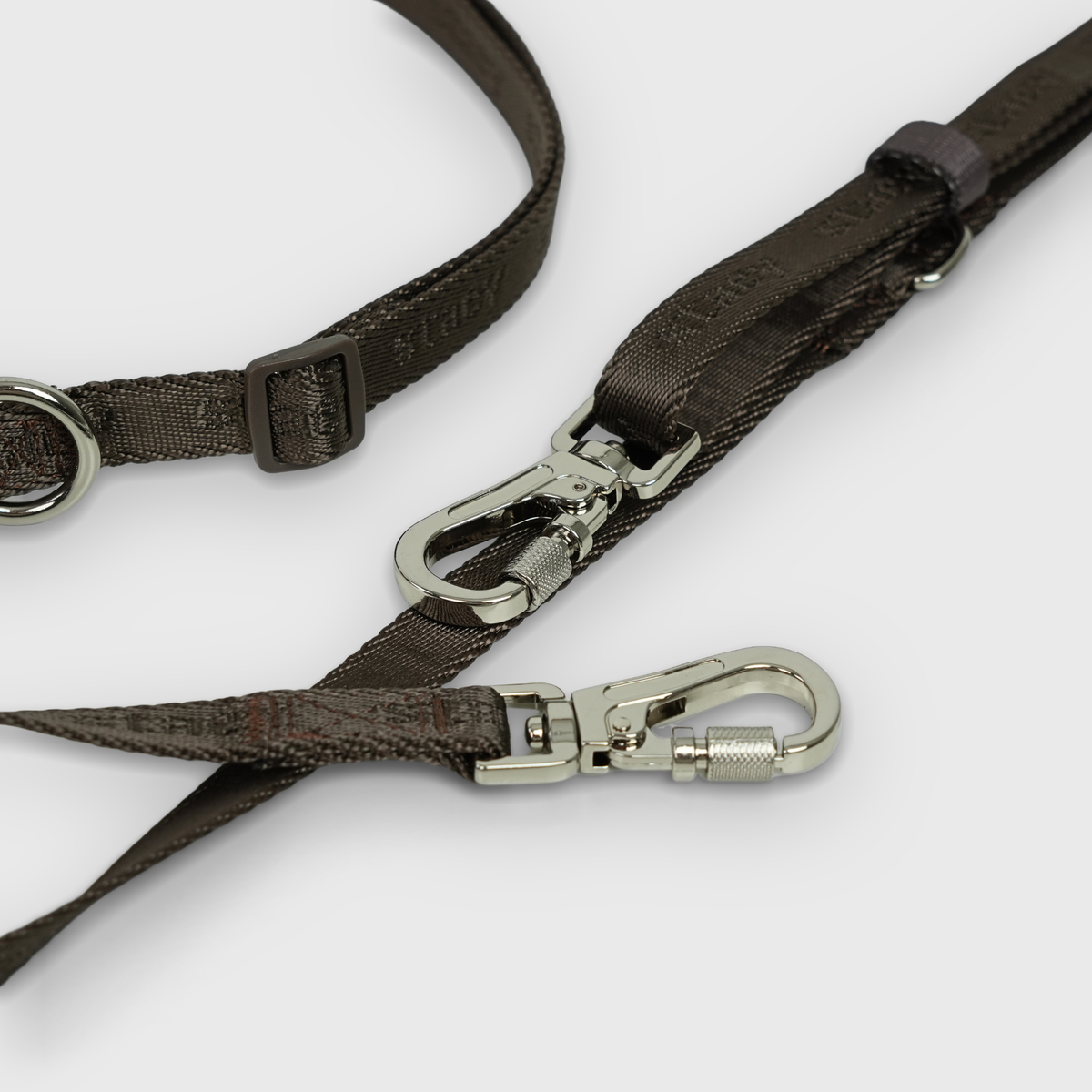 Nahaufnahme der Karabinerhaken und des Schiebers an der Hands-Free Hundeleine in Mocca